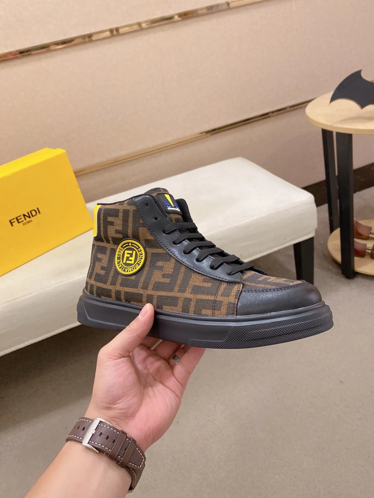 Men's shoes 420💰 (fendi) New high-top 👊🏻 upper 🇮🇹 imported cowhide fabric 🇩🇪 lining imported breathable mesh lining. The original outsole is molded to highlight the identity of every man, and the upper foot is elegant and stable🚶🏻🚶🏻The high-end custom counters reproduce the original version📯No matter the wind or rain, the shoe last remains unchanged and can withstand the verification of time🔍️,🔵 Size: 38-44